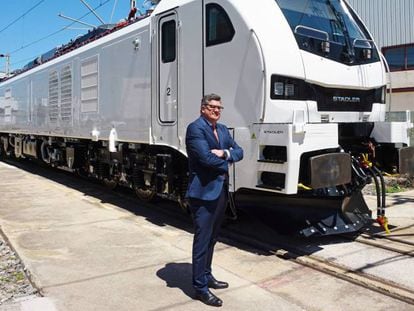 El presidente de Stadler Valencia, Íñigo Parra, ante la locomotora Eurodual.