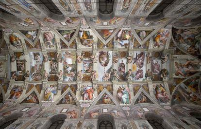 La Capilla Sixtina, pintada por Miguel Ángel, tiene un nuevo sistema de iluminación LE y de aire acondicionado para conservar los frescos. Los 7.000 puntos de luz dejan zonas sin sombra. En la imagen, el techo abovedado de esta obra maestra del Vaticano.