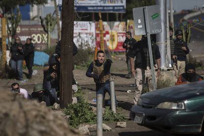 La policía de México se despliega ante protestas en una instalación petrolera en Rosarito, cerca de Tijuana.