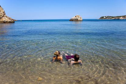 Se trata de una cala del norte de Ibiza, situada junto a la carretera y de tonos turquesas arrebatadores. Entorno pedregoso y, por ende, propicio para el buceo o el paseo en hidropatín. Próxima a la orilla aflora la peña Grossa, a modo de trampolín, y la peña Petita, escollo donde se toman un respiro los nadadores.
