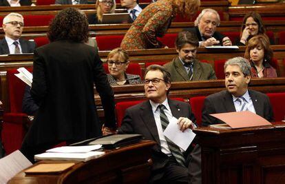 El presidente de la Generalitat, Artur Mas (c), saluda a la portavoz de ERC, Marta Rovira (i), en presencia del consejero de Presidencia, Francesc Homs (d), al comienzo de la sesión de control al gobierno catalán.