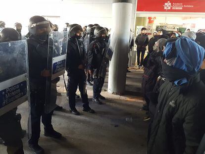 Decenas de estudiantes protestan contra un acto de S'ha acabat frente a un cordón de los Mossos d´Esquadra, este jueves en la Universitat Autònoma de Barcelona. / CRISTOBAL CASTRO