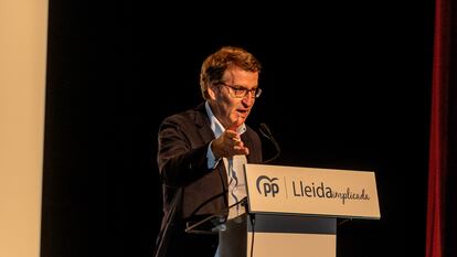 El presidente del Partido Popular, Alberto Núñez Feijóo, interviene en el Teatre de l'Escorxador, este domingo, en Lleida.