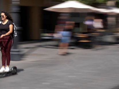 Usuarios de patinete circulan por una calle de Sevilla.