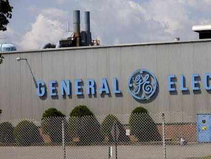 Logo de General Electric en una fábrica en el estado de Nueva York