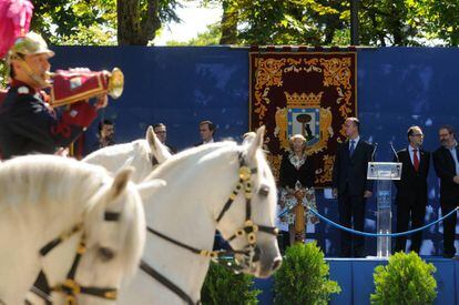 Manuela Carmena, durante el desfile del patr&oacute;n de la Polic&iacute;a Municipal en 2015.