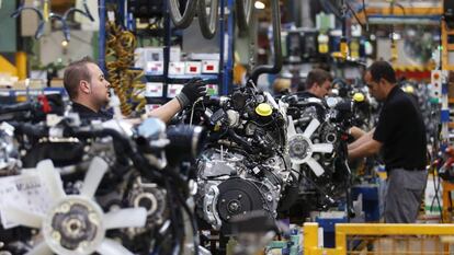 Trabajadores de Nissan en la planta de la Zona Franca de Barcelona.