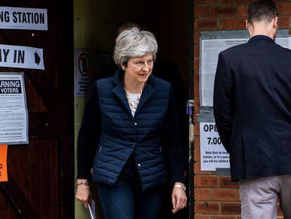 La primera ministra británica,Theresa May, tras haber votado en su colegio electoral el 2 de mayo en Sonning, Reino Unido. En vídeo, Jeremy Corbyn valora los resultados de los laboristas en los comicios.