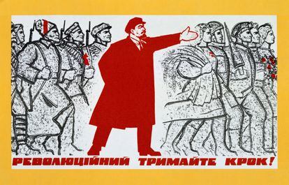 Un cartel comunista muestra a Lenin, en octubre de 1917, liderando a los soldados hacia la revolución.