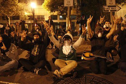 Manifestantes participan en una sentada durante el 'Occupy Oakland'.