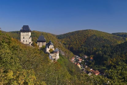 En lo alto, el castillo de Karlštejn, mandado construir por el emperador Carlos IV, rey de los bohemios, en el siglo XIV: estilo gótico, reformas renacentistas y acabado neogótico. Debajo, el bonito pueblo homónimo nacido a su sombra, con pequeñas tiendas de artesanía, restaurantes y casas pintadas en colores pastel que se pueden descubrir sobre la marcha, ya que la subida hacia la imponente fortaleza transcurre por su casco urbano. Recomendable el Museo de Belenes, que guarda el belén de marionetas más grande del país (con superficie de unos 80 metros cuadrados).