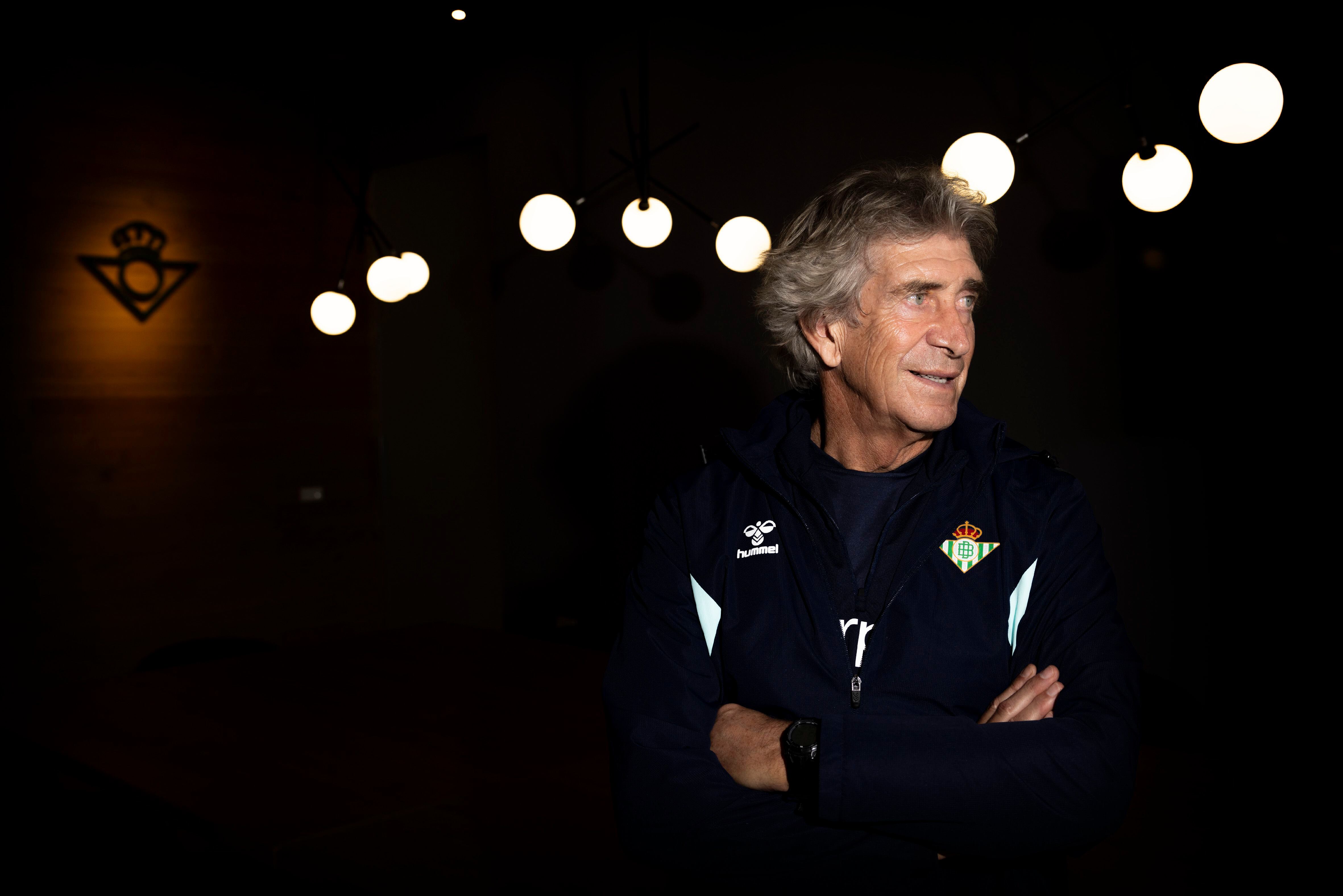 El entrenador del Real Betis Balompié, Manuel Pellegrini, posa en la ciudad deportiva Luis del Sol, del Betis.