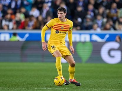 Andreas Christensen, conduce el balón durante el Alavés-Barcelona (1-3) disputado el pasado sábado en Mendizorroza.