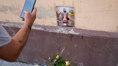 El lugar donde fue asesinado Rodríguez el pasado 18 de septiembre, con unas flores en recuerdo a la víctima. 

Foto: Gianluca Battista