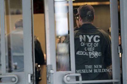 La policía y los servicios médicos llegan al apartamento del hijo de Madoff en Nueva York.