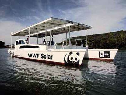 El catamarán de WWF recorrera la costa mediterránea española este verano, movido únicamente por energías renovables.