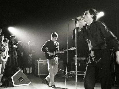 Ian Curtis y Peter Hook, en un concierto de Joy Division en el Electric Ballroom de Londres, en octubre de 1979.