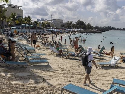 Turistas en una playa de Nasáu (Bahamas), el 22 de diciembre de 2022.