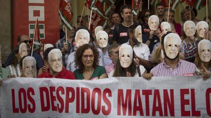 Los periodistas de El Correo de Andalucía, con la careta del dueño del diario, Antonio Morera.