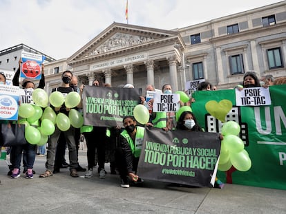 Protesta durante la presentación de la 'Ley de garantía del derecho a la vivienda digna y adecuada', en la Plaza de las Cortes, el 30 de septiembre de 2021, en Madrid.