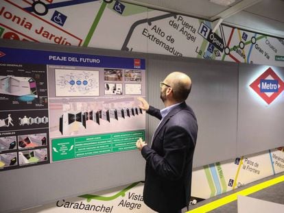 Fernando Morales, coordinador de Ingeniería Estratégica de Metro, mostrando las nuevas puertas de acceso del suburbano en la Estación 4.0. 