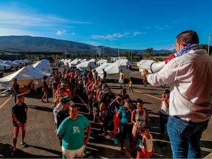 Migrantes venezolanos en el Puente Internacional de Tienditas, cerca de Cúcuta.