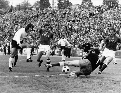 Müller marca a la URSS en la final de la Eurocopa de 1972 que ganó Alemania.