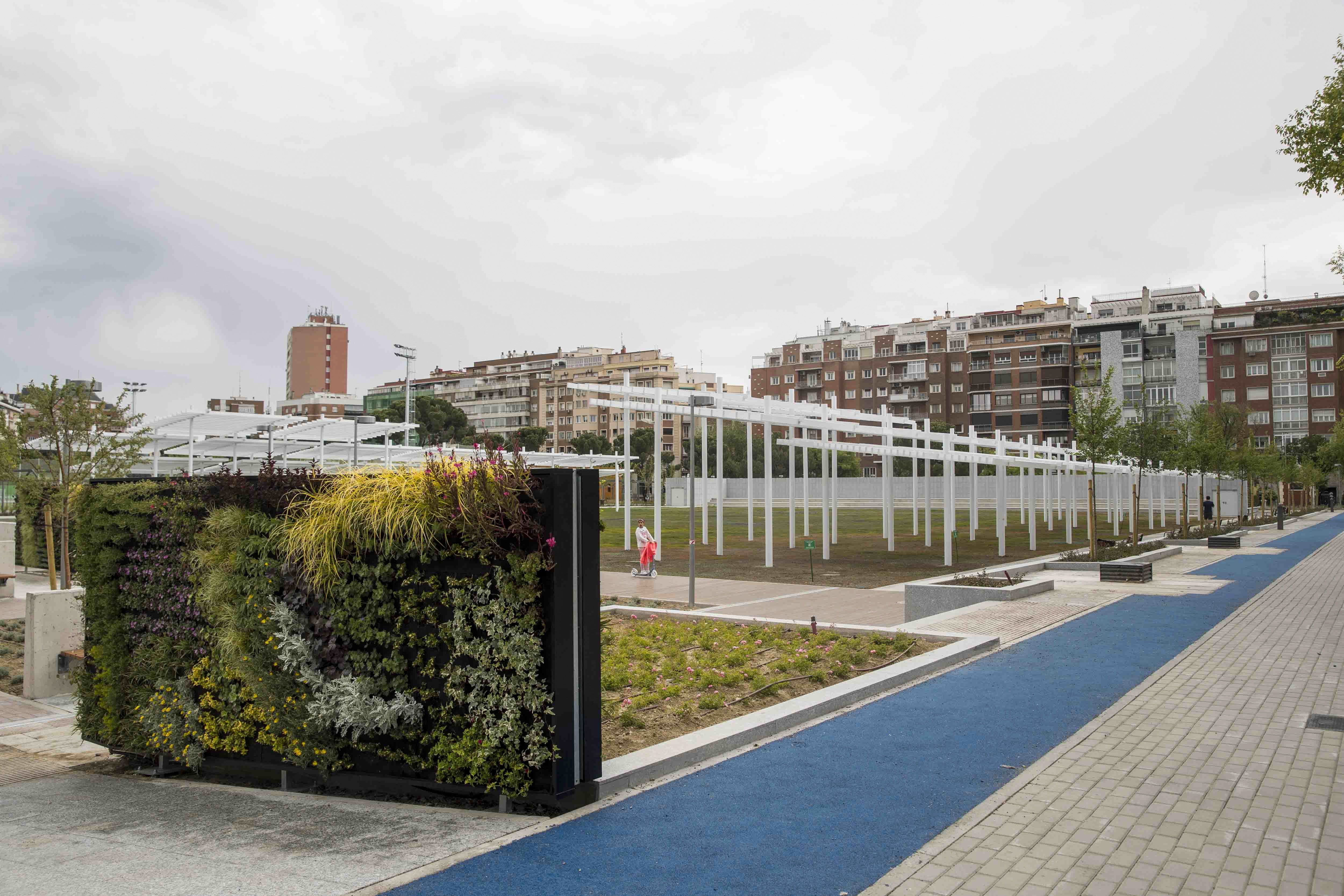 Jardines verticales y la pradera del parque del Canal de Isabel II, en Madrid, el 21 de mayo de 2023.