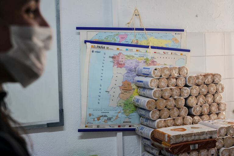 María, voluntaria de 37 años en la Asociación de Vecinos de Lucero, junto a algunos de los alimentos repartidos entre los vecinos en mayo