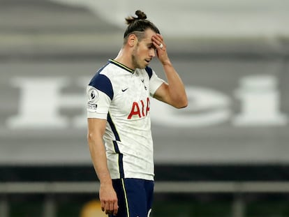 Bale se lamenta tras el empate del West Ham en el descuento.