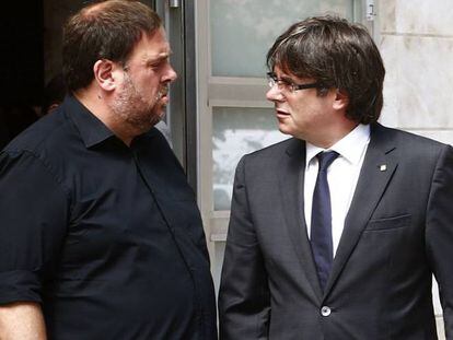 El presidente de la Generalitat, Carles Puigdemont y el lider de ERC, Oriol Junqueras.