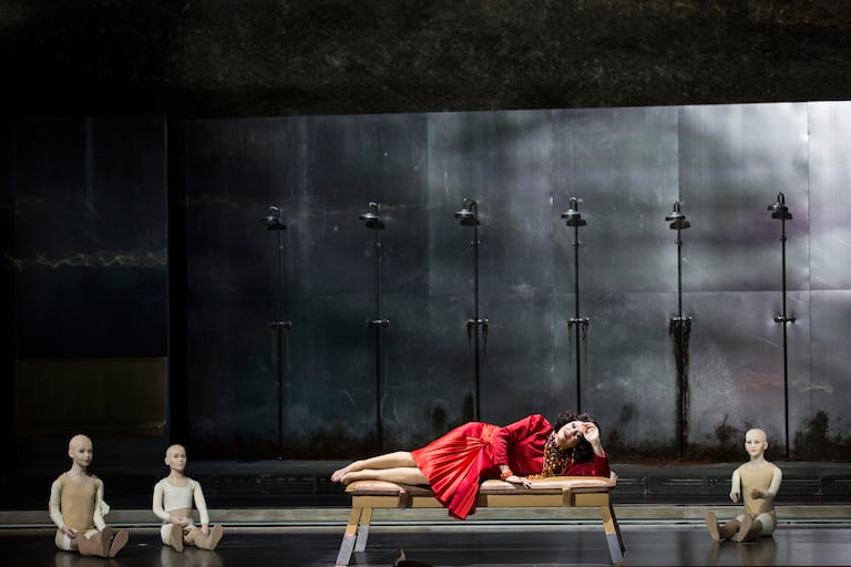 Clitemnestra (Tanja Ariane Baumgartner) lamentándose de sus malos sueños en la escena con su hija Electra.