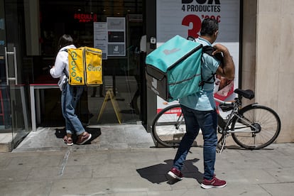 Varios repartidores de comida para llevar a domicilio.