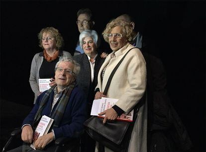 Presentación en enero del libro de Jorge M. Reverte sobre la matanza de Atocha. Detrás de él, de izquierda a derecha, Isabel M. Reverte, Paca Sahuquillo y Manuela Carmena. Detrás, Jaime Cedrún.