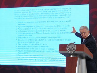 López Obrador proyecta una lista con los "privilegios" de los ministros de la SCJN, durante su conferencia matutina de este jueves.