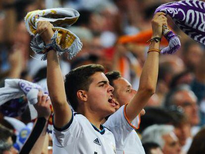 Aficionados del Real Madrid, durante el partido que enfrent&oacute; a su equipo con el Manchester City, en semifinales de la Liga de Campeones