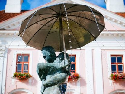 La fuente de la plaza del Ayuntamiento de Tartu (Estonia).