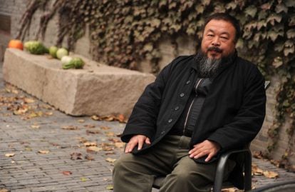 El artista chino Ai Weiwei, en su casa de Pekín, al tiempo que en Shangái se celebra una protesta contra su arresto.