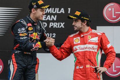 Fernando Alonso felicita a Sebastian Vettel en el podio