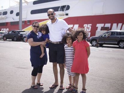 La familia Natl, de Orleans y con destino Casablanca, en Tarifa antes de embarcar.