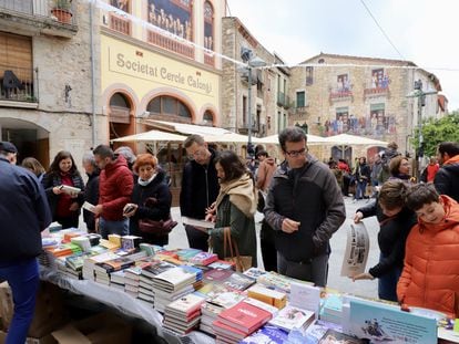 Público en Calonge comprando libros en la calle y con las siete librerías del municipio llenas de gente.