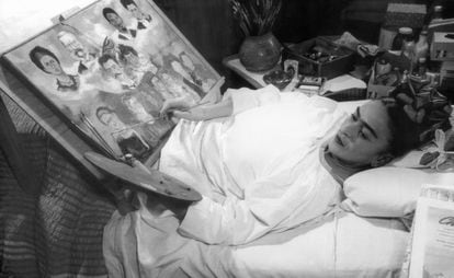 La pintora Frida Kahlo, en su casa en 1952.