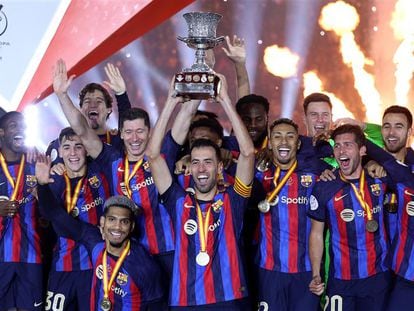 Busquets levanta la Supercopa de España tras la victoria del Barcelona ante el Real Madrid, en Arabia Saudí el 15 de enero.