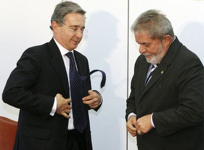 El presidente brasileño, Luiz Inácio Lula da Silva (derecha), y su homólogo colombiano, Álvaro Uribe, en Brasilia.