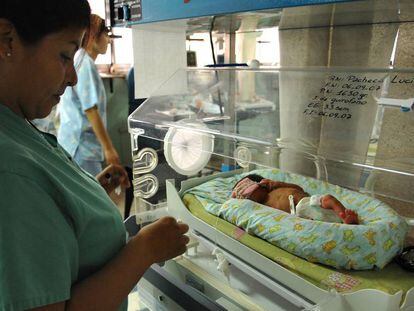 Una enfermera vigila a un bebé en la unidad pediátrica de un hospital de Buenos Aires, en Argentina.
 