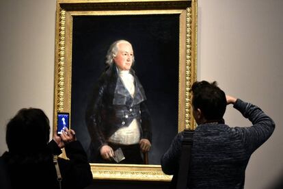 Dos visitantes contemplan en El Prado el retrato del duque de Osuna.