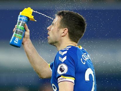 Un jugador de fútbol se refresca la cabeza durante un partido en 2020.