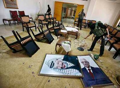 Milicianos de Hamás saquean la sede de la presidencia palestina en Gaza. En el suelo, los retratos de Yasir Arafat y Mahmud Abbas.