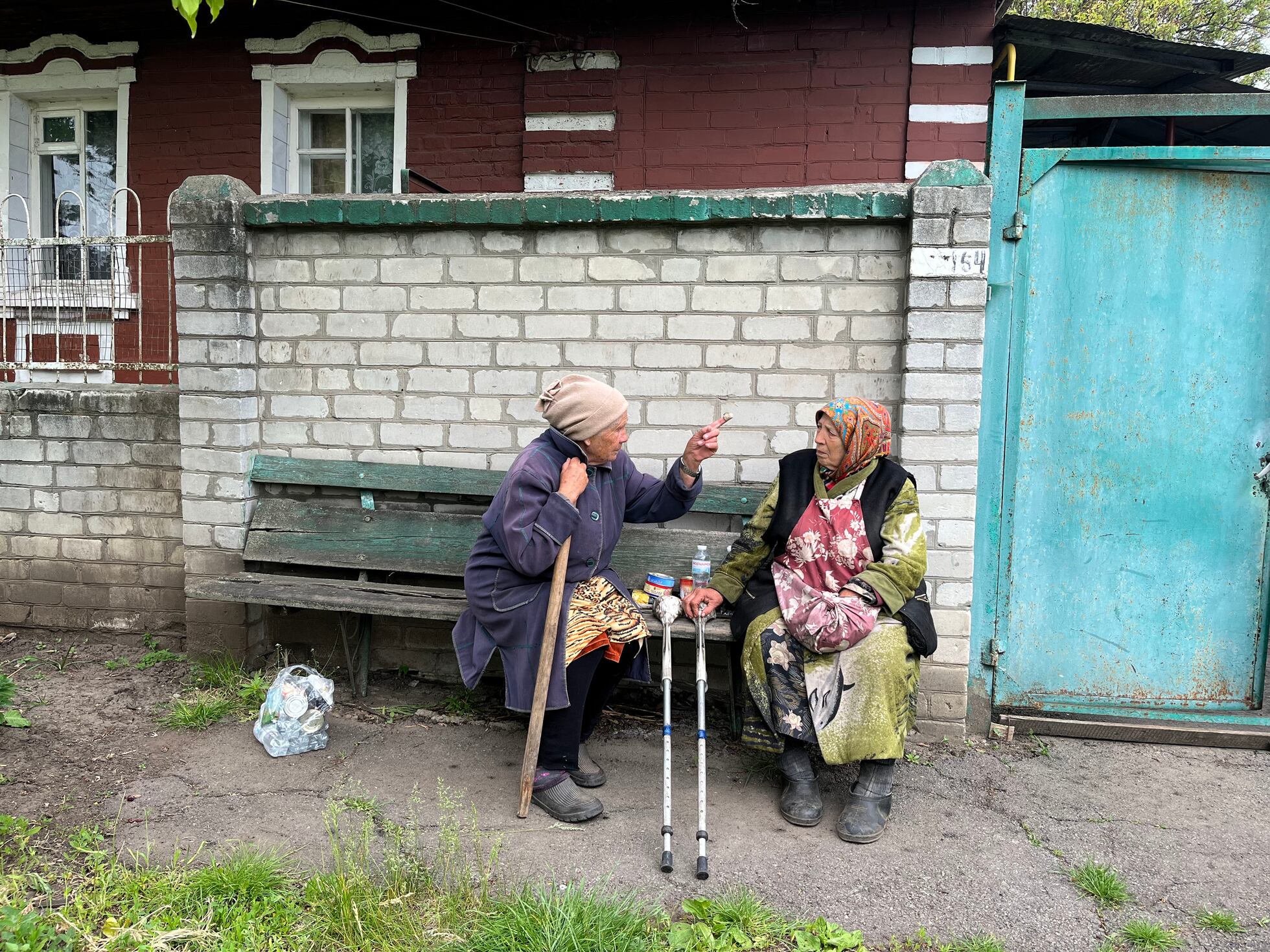 Abuela Lida y abuela Nadia, vecinas, conversan en su calle de Ruska Lozova.