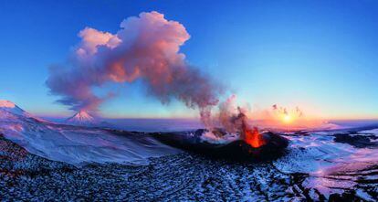 La península de Kamchatka, una zona volcánica de 1.250 km de longitud situada en plena Siberia, al este de Rusia, tiene la mayor concentración de volcanes y terremotos del mundo. No en vano se localiza y se interna en el llamado anillo de fuego del Pacífico. En esta península rusa existen más de cien volcanes y se han registrado temblores de tierra de gran intensidad –hasta 8,8 en la escala de Richter–. El volcán Tolbachik de 3.682 metros de altitud es uno de los más famosos de la zona. Sus erupciones suelen producir amplias columnas de vapor visibles desde varios kilómetros, un efecto producido por la rápida fusión del hielo y la nieve.
